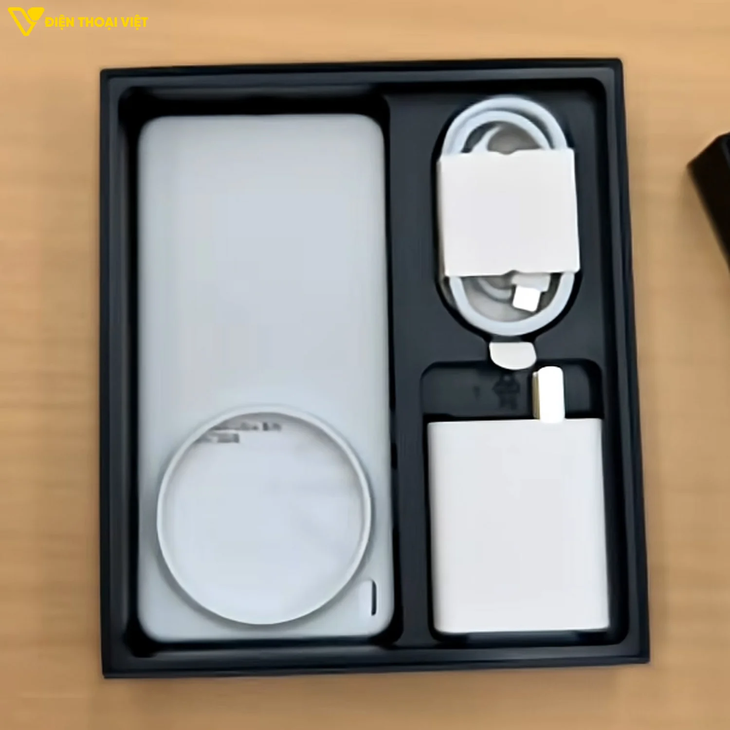 Bộ sạc trên Vivo X300 Ultra