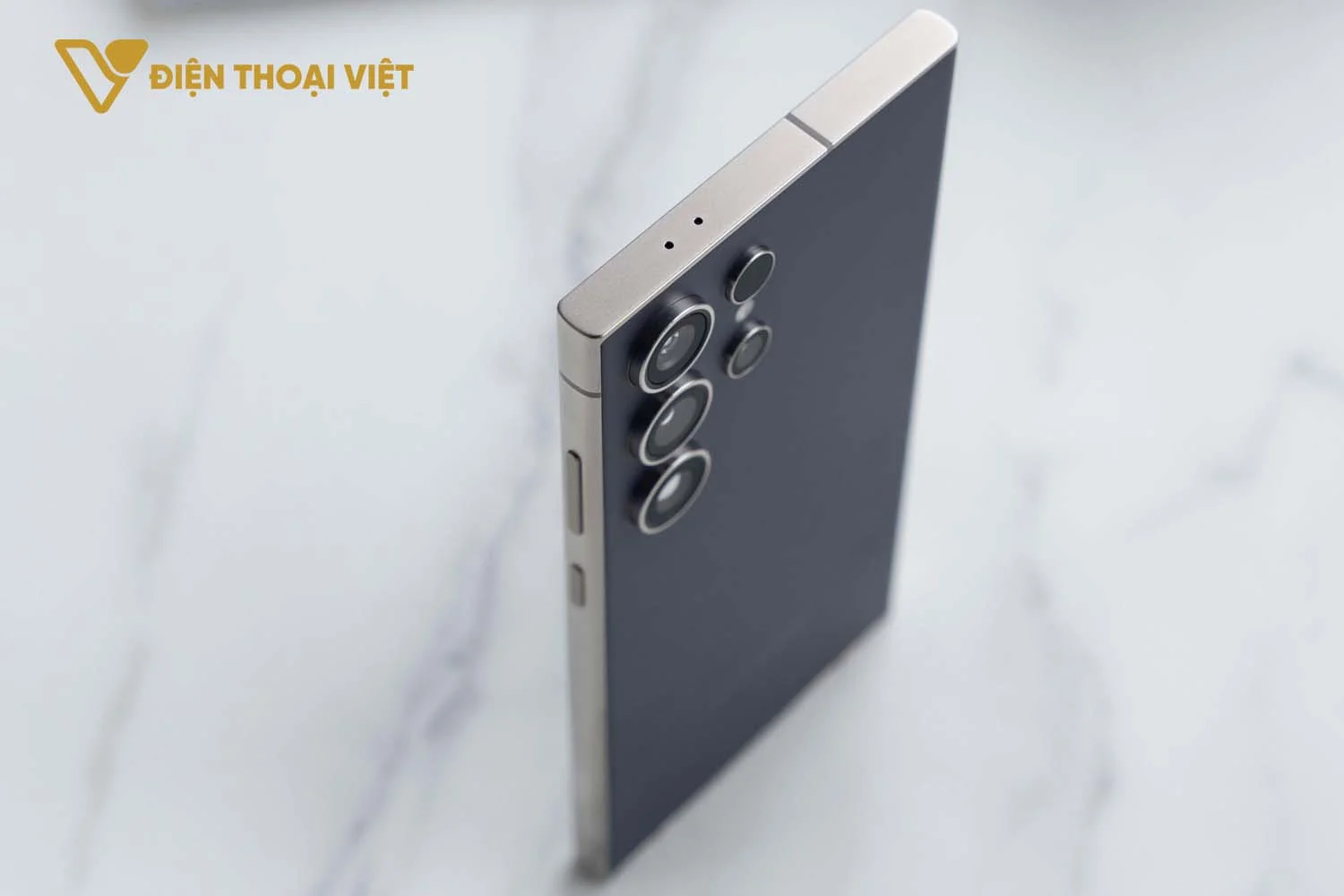 samsung-galaxy-s24-ultra-canh-tren