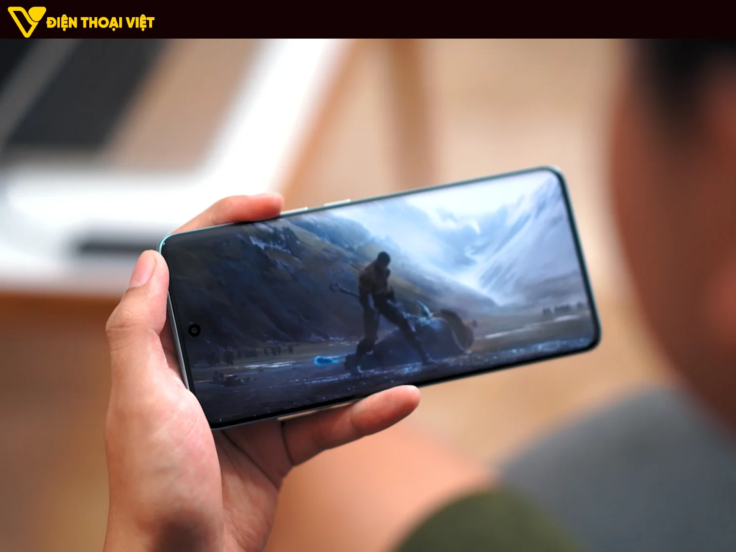 Màn hình cong AMOLED hiển thị sắc nét