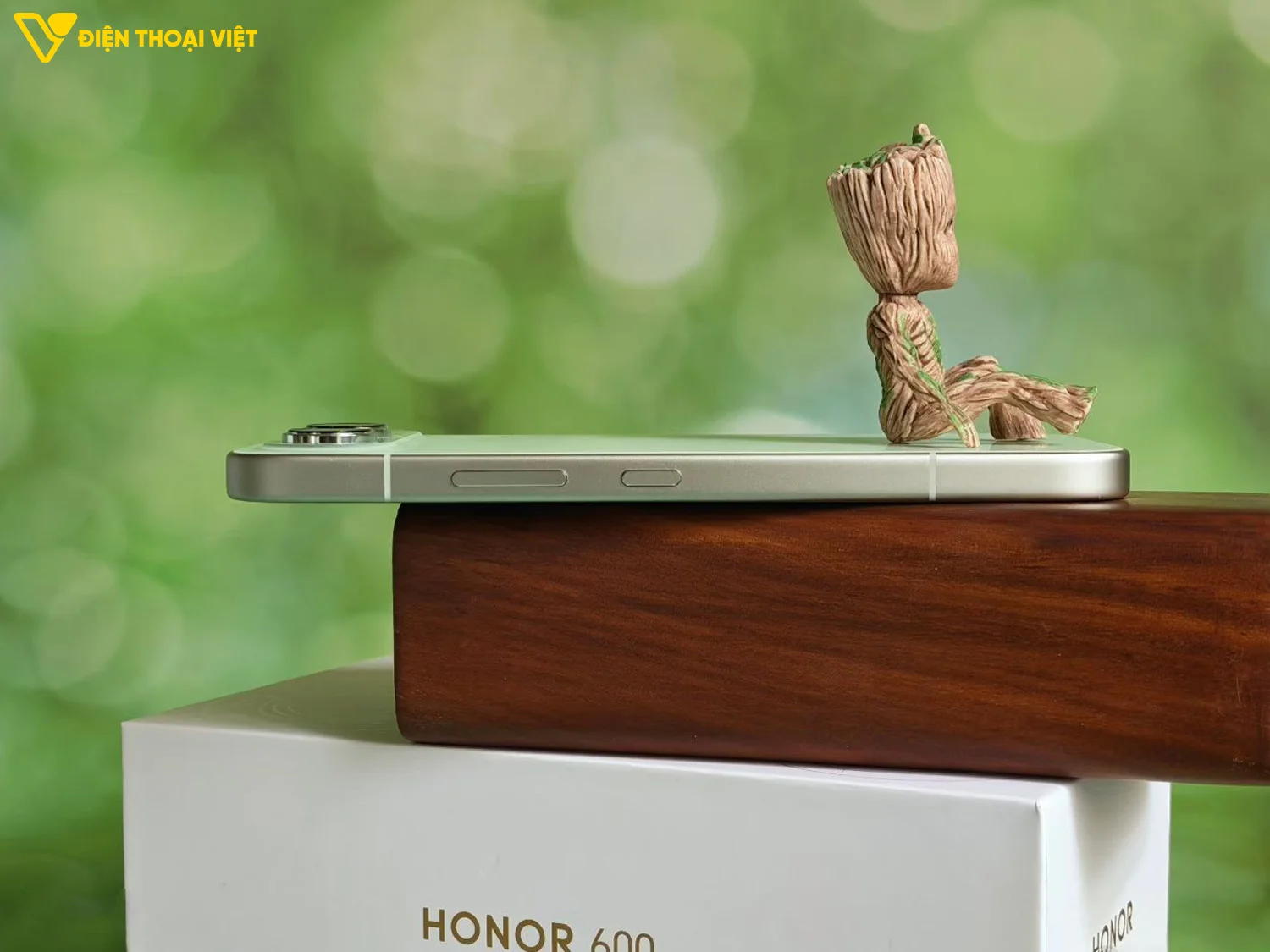 Cạnh phải Honor 600
