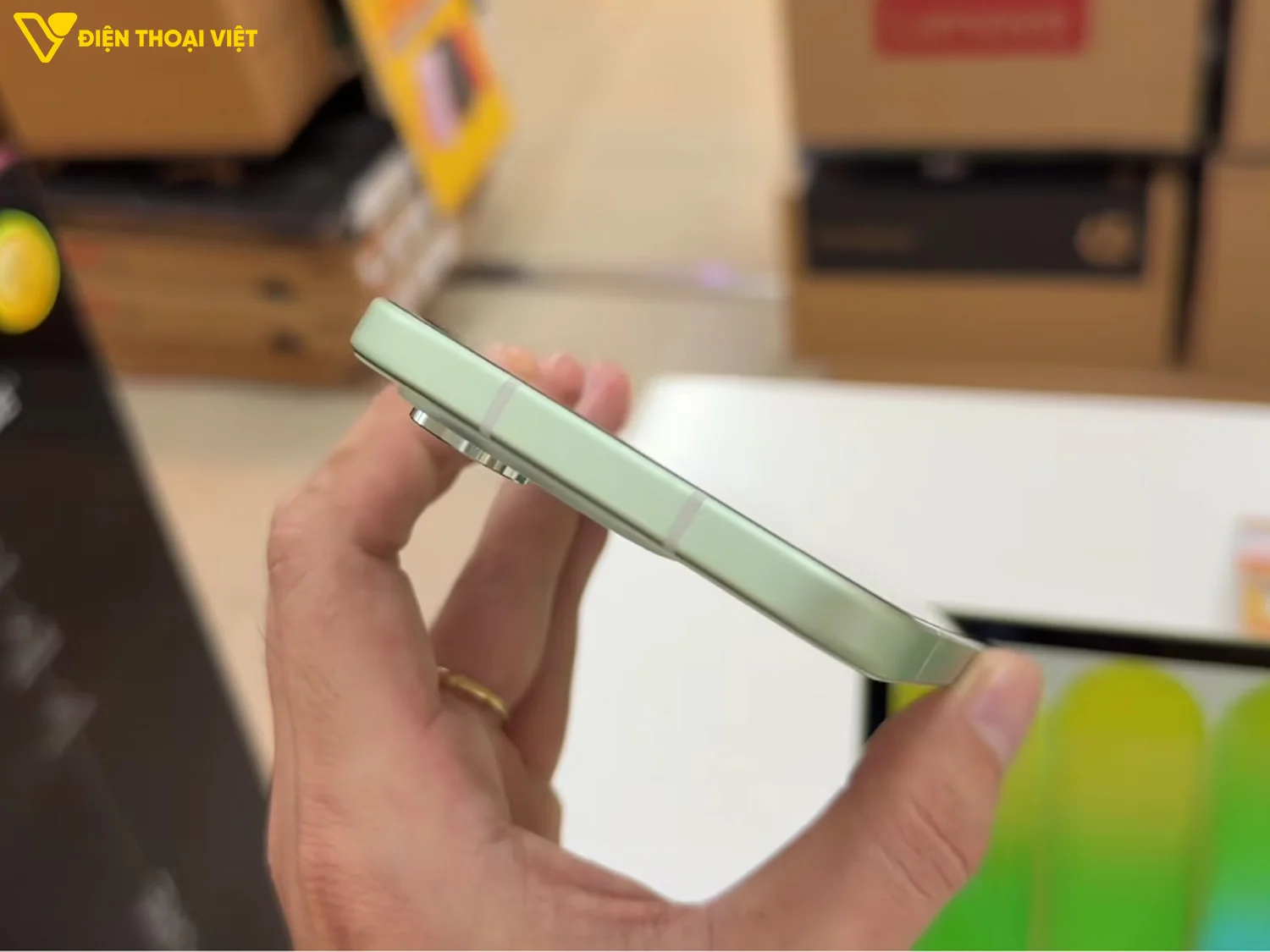Thiết kế cạnh trên Honor 600 Lite