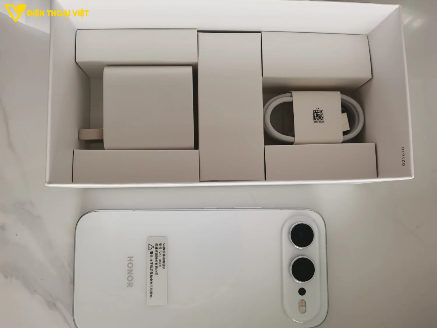 Phụ kiện đi kèm bên trong hộp đựng Honor 600
