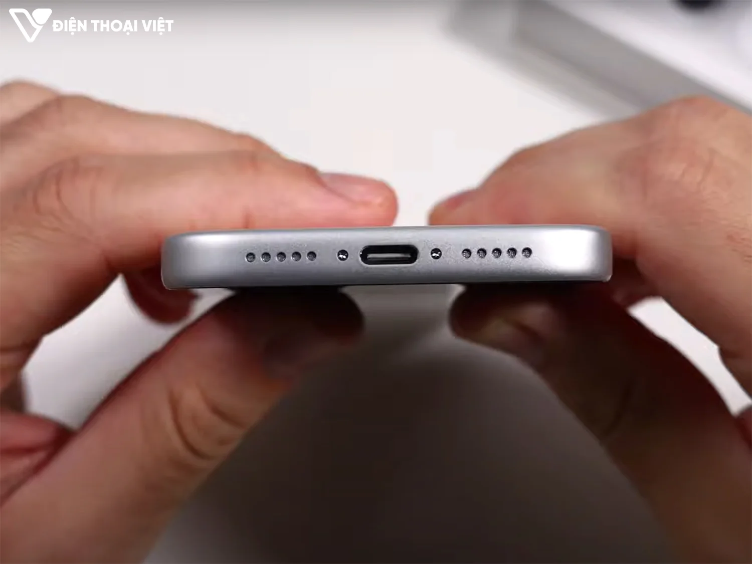 tren-tay-iphone-17-pro-canh-duoi