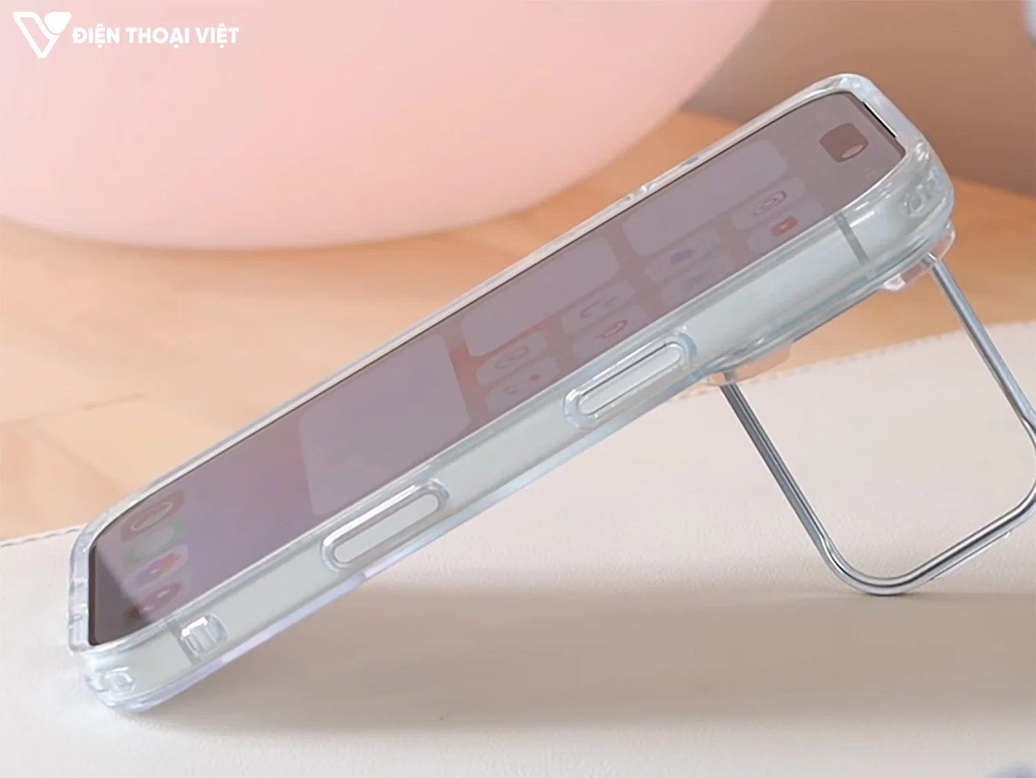 tren-tay-iphone-17-pro-canh-phai