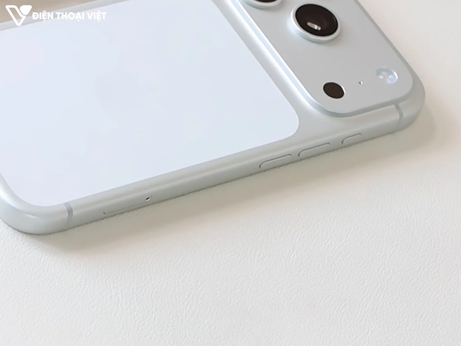 tren-tay-iphone-17-pro-canh-trai