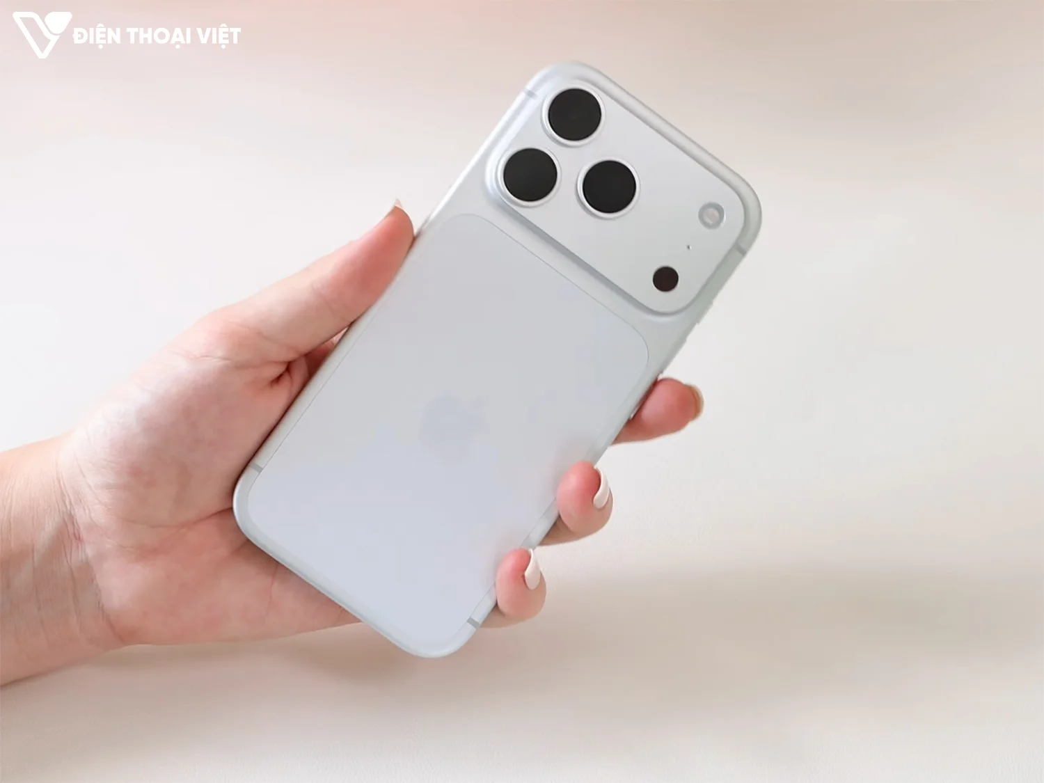 tren-tay-iphone-17-pro-mat-lung