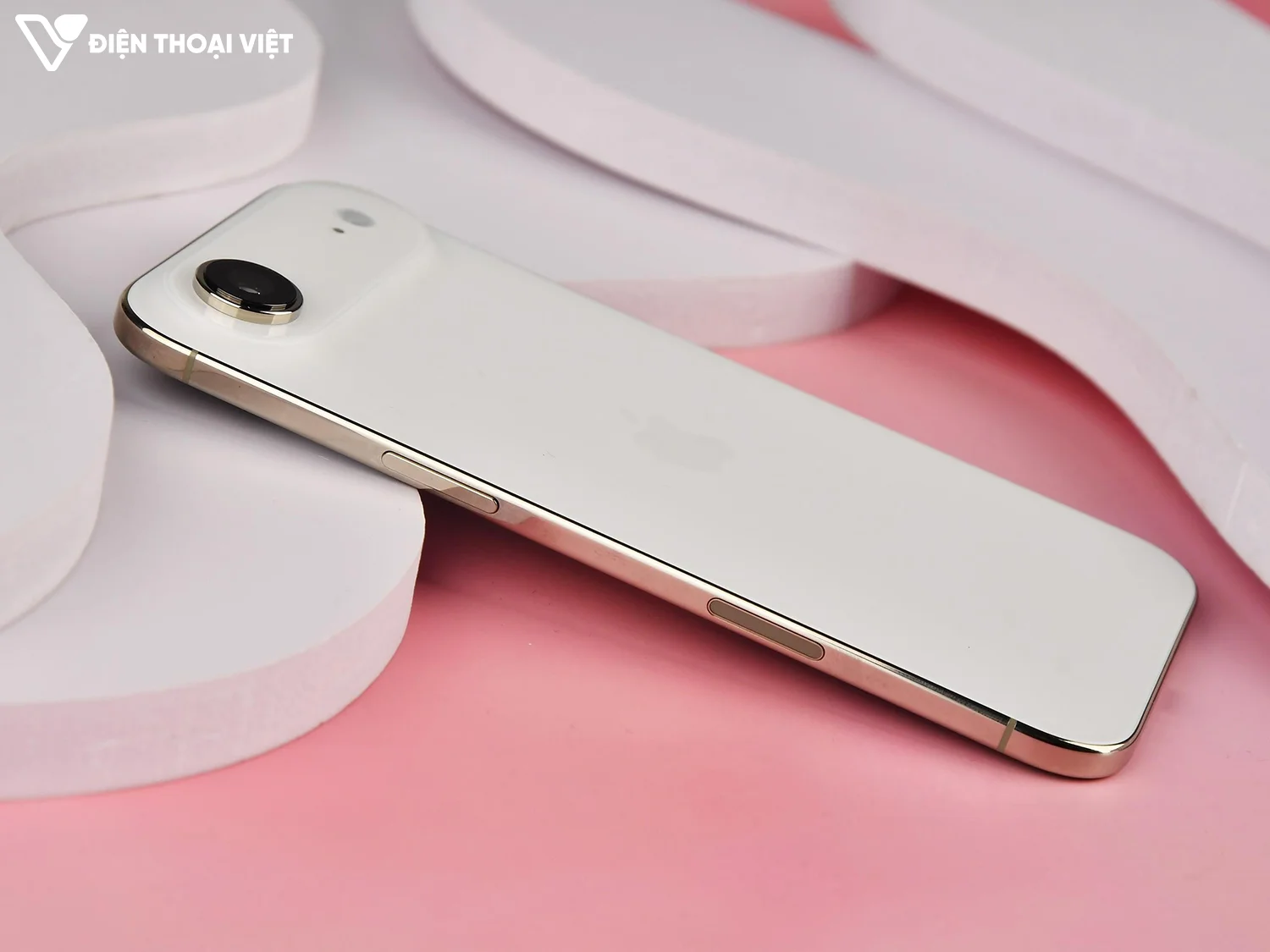 tren-tay-iphone-air-khung-vien-mong