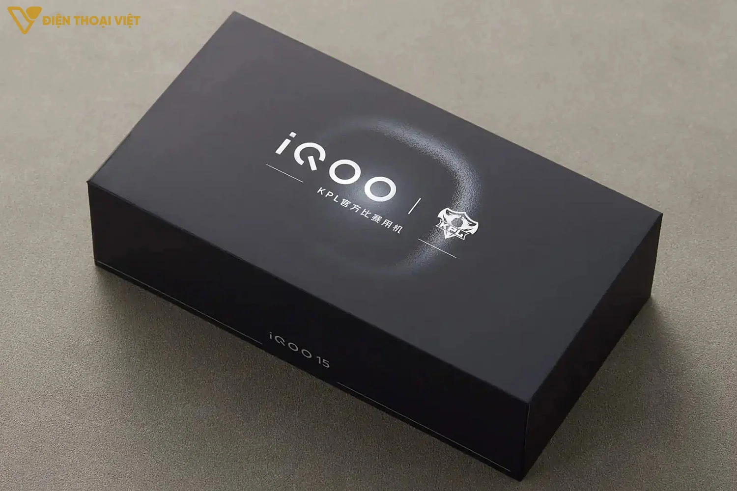 Hộp sản phẩm với màu đen chủ đạo