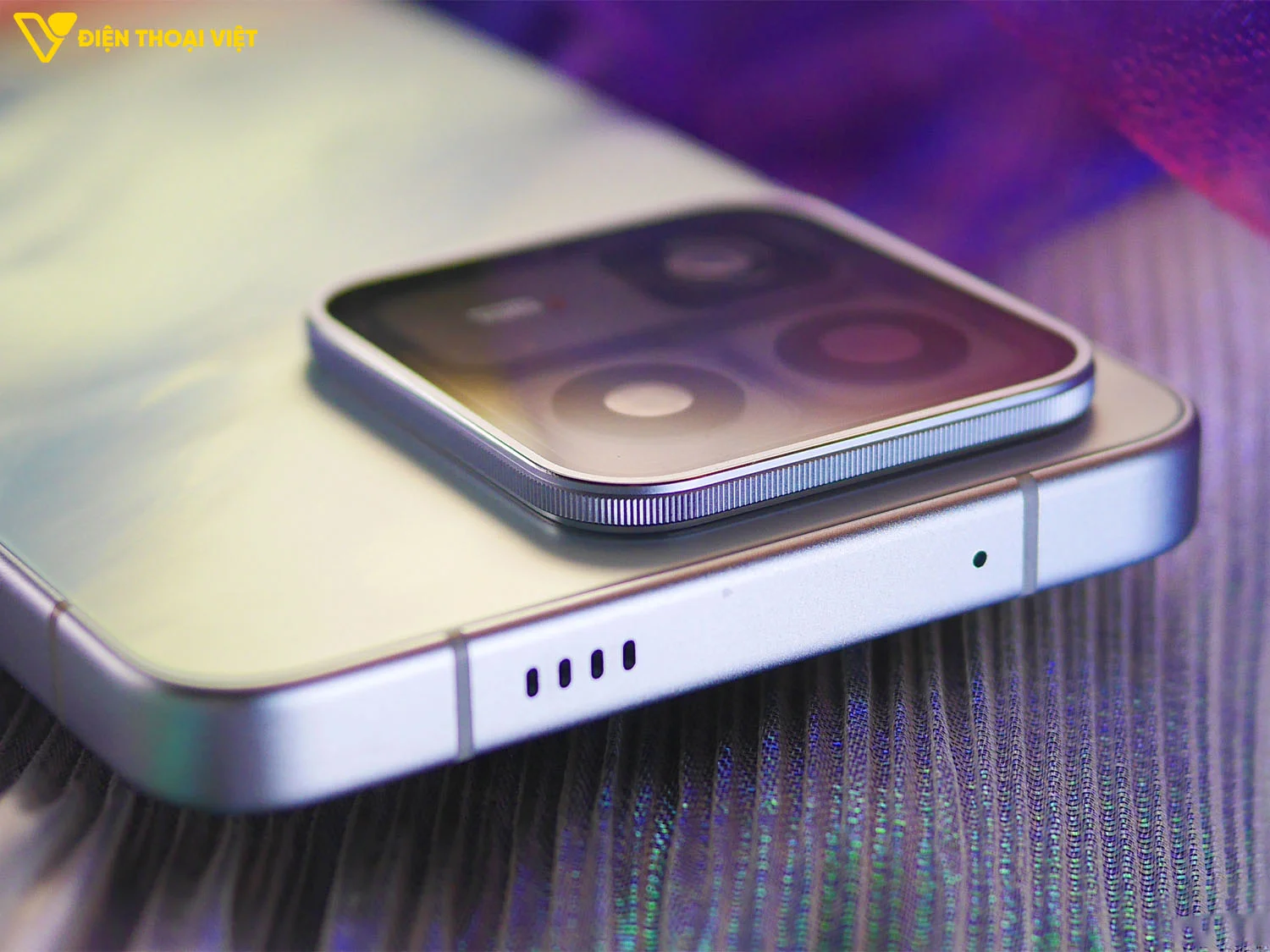 Cạnh trên iQOO 15T