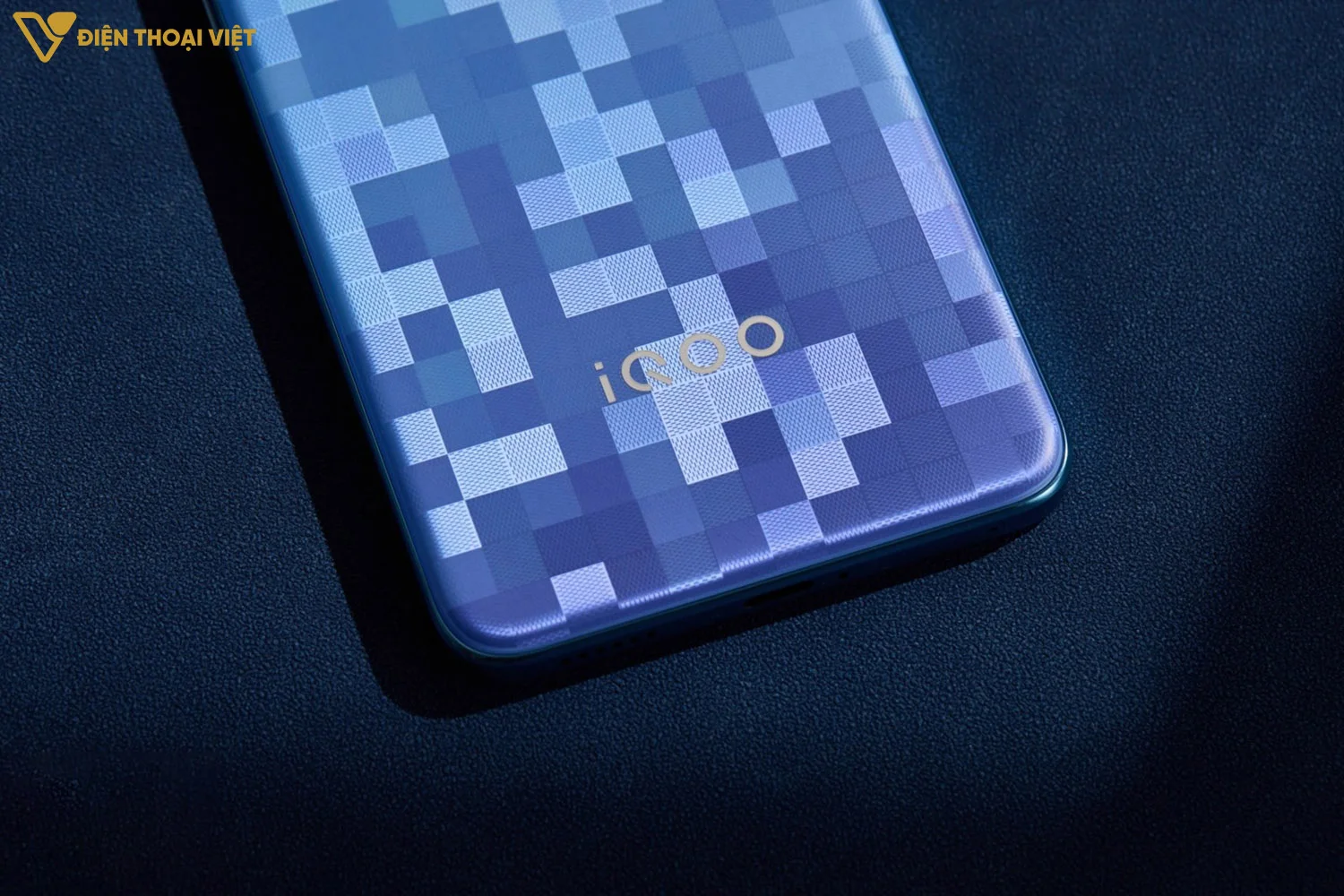 Mặt lưng của iQOO Neo 10 Pro Plus với họa tiết và màu sắc bắt mắt