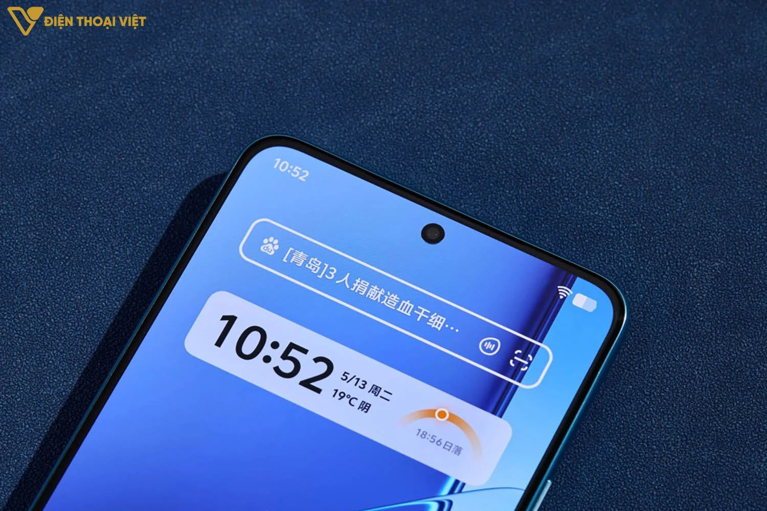 Camera trước đục lỗ trong màn hình