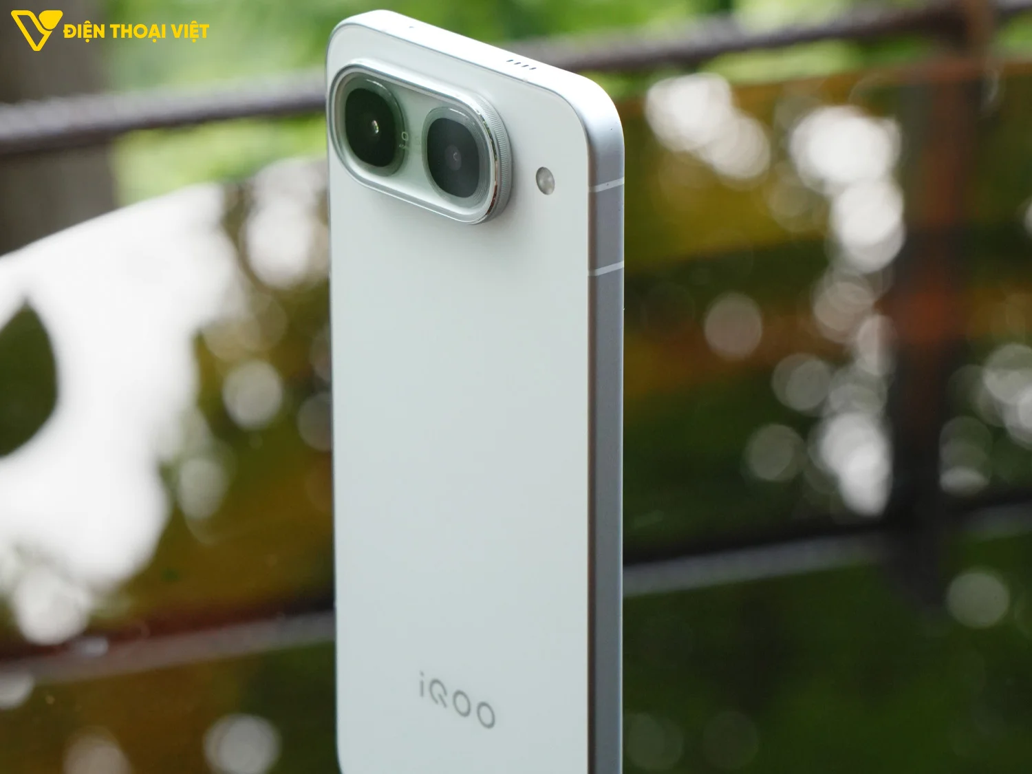 Cạnh trái của iQOO Neo 11 Ultra