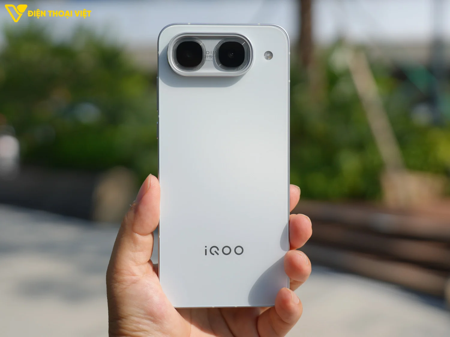 Cận cảnh cầm trên tay iQOO Neo 11 Ultra
