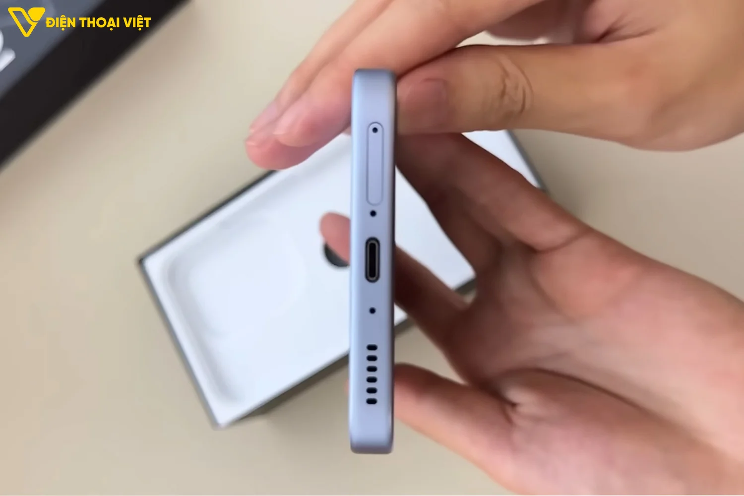 Cạnh dưới iQOO Z11