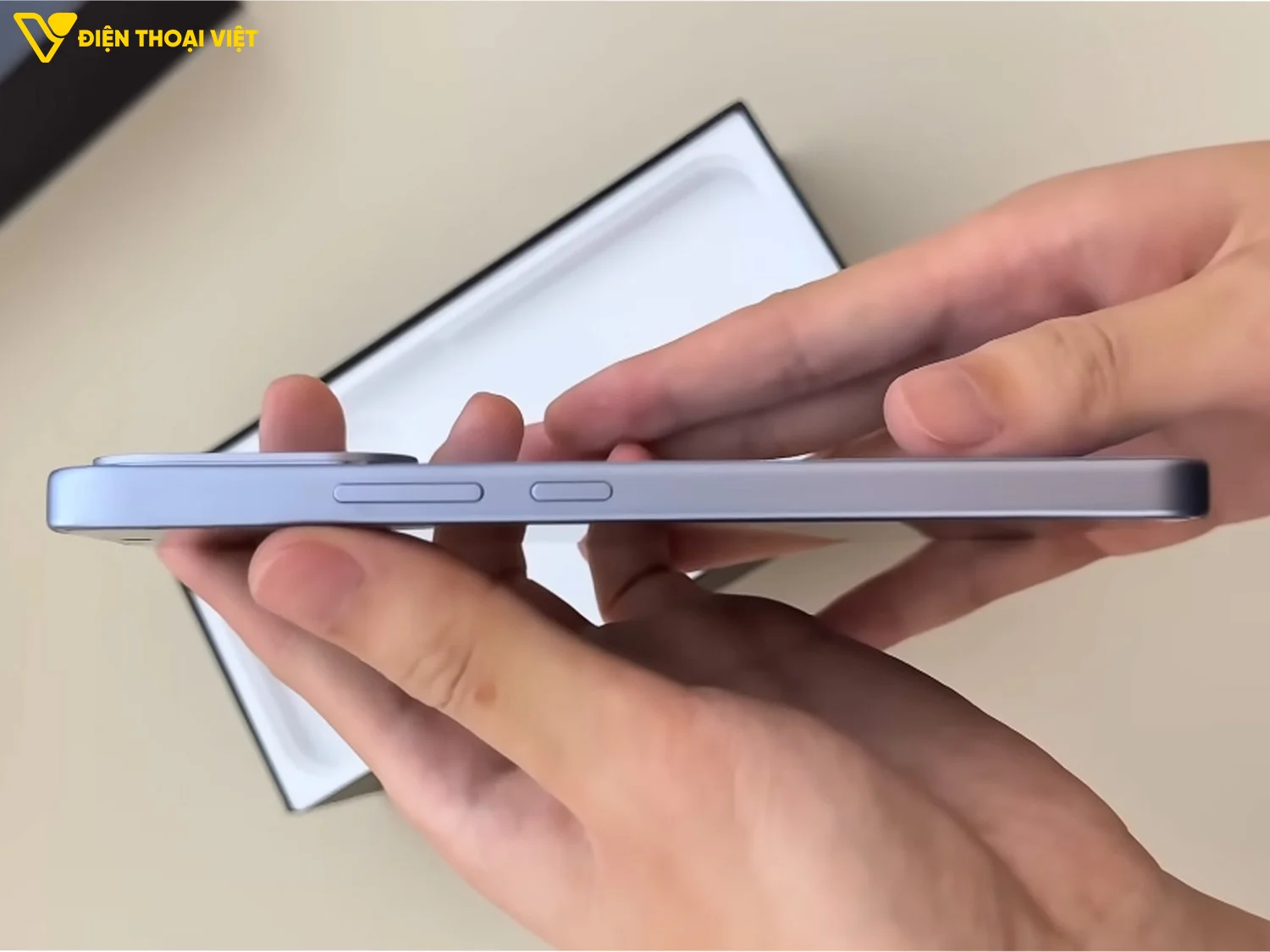 Cạnh phải iQOO Z11