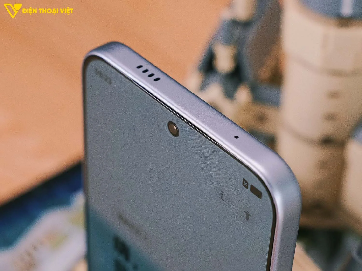 Cạnh trên iQOO Z11