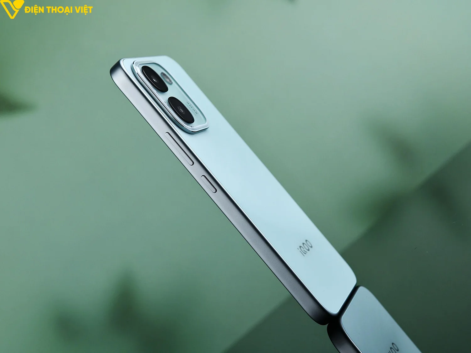 Cầm iQOO Z11S có nặng tay vì pin 10.000mAh không?