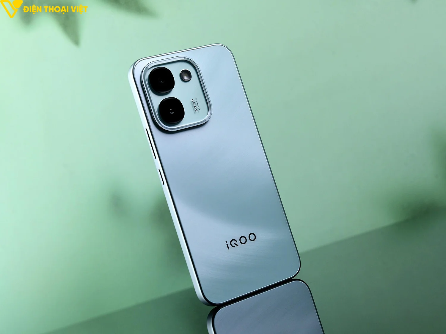 Trên tay iQOO Z11S có gì nổi bật?