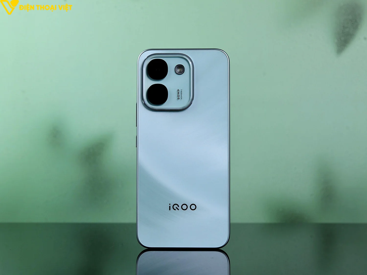 Thiết kế và màu sắc iQOO Z11S ra sao?