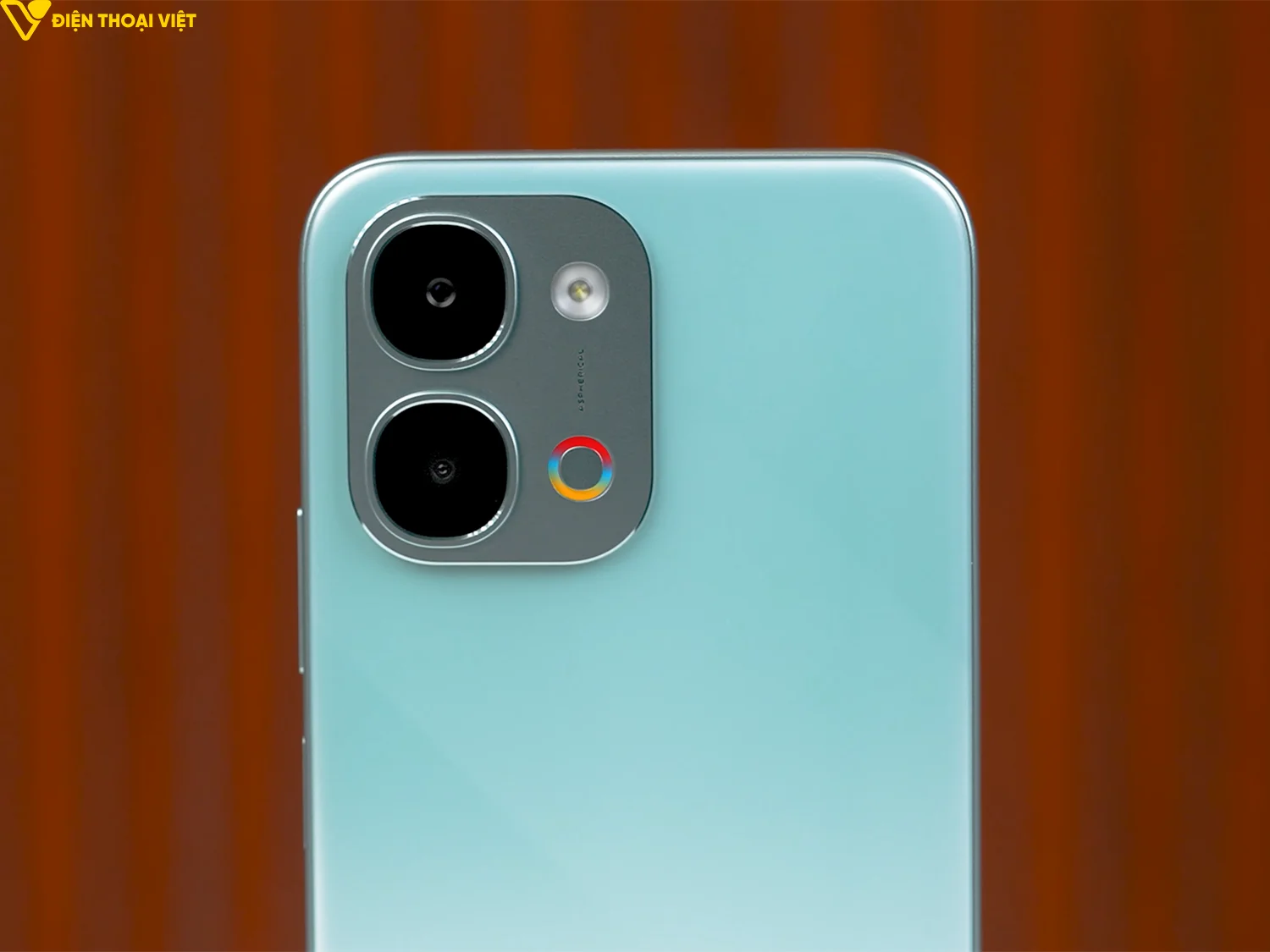 Cụm camera iQOO Z11x, đi kèm là đèn LED phát sáng