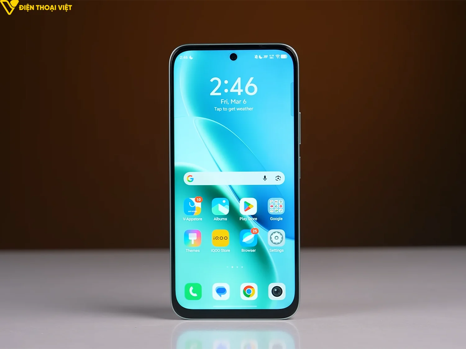 Mặt trước iQOO Z11x, có thể thấy viền và cảm máy khá dày