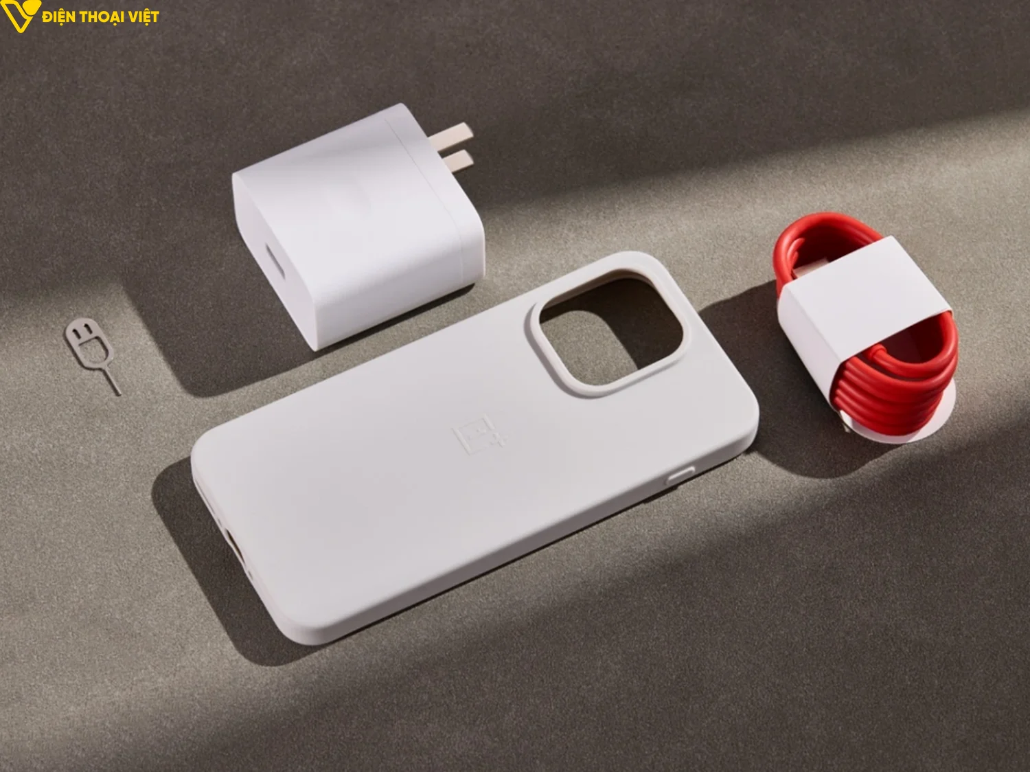 Phụ kiện đi kèm bao gồm ốp lưng, củ sạc, cáp sạc và que chọc SIM