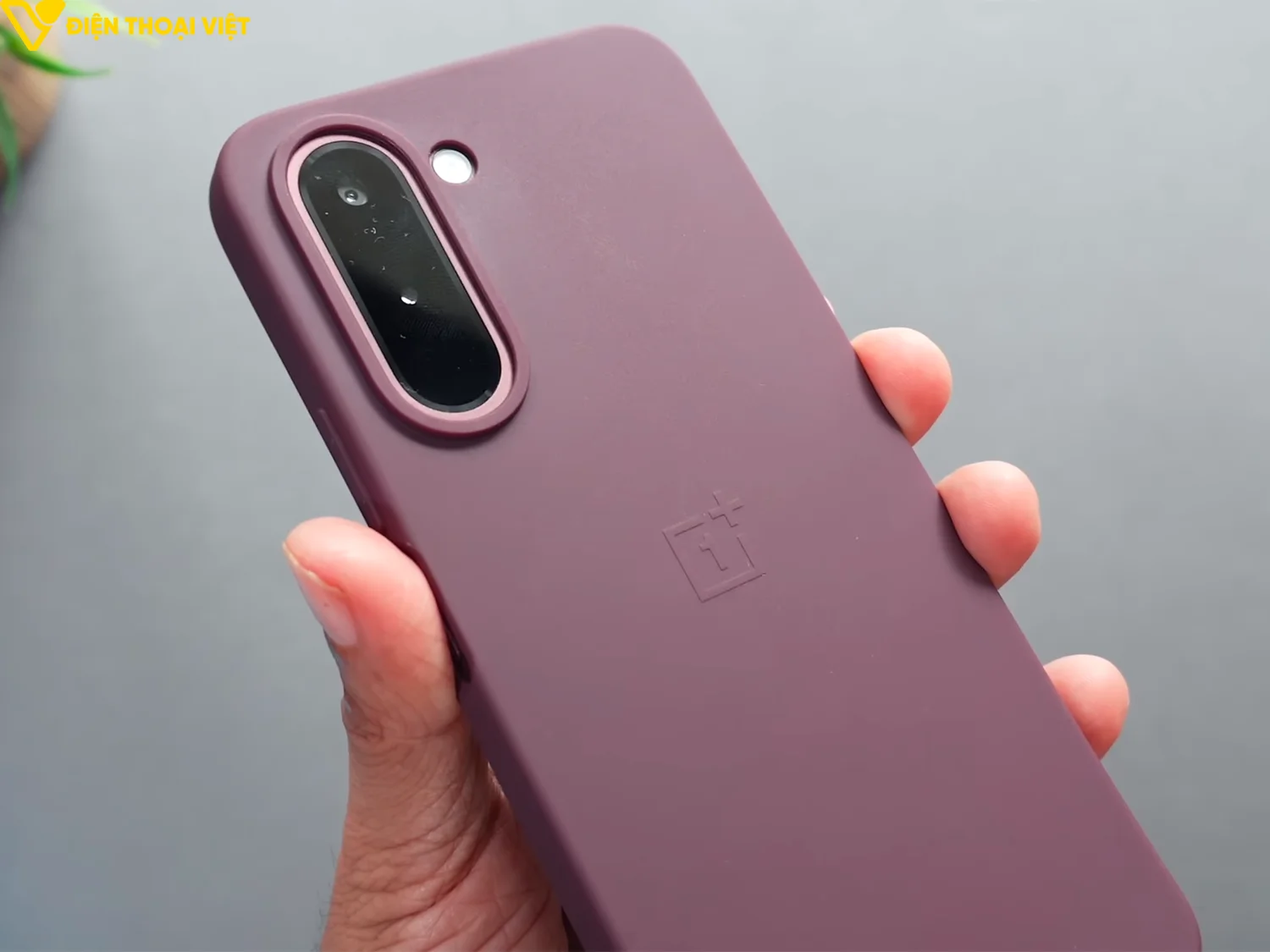 Cụm camera dạng oval thon dài