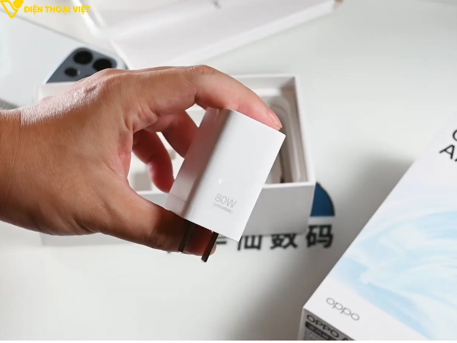 Phụ kiện đi kèm bao gồm cả củ sạc