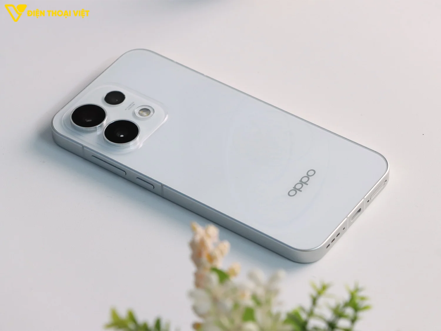 Cạnh phải và dưới OPPO Reno16