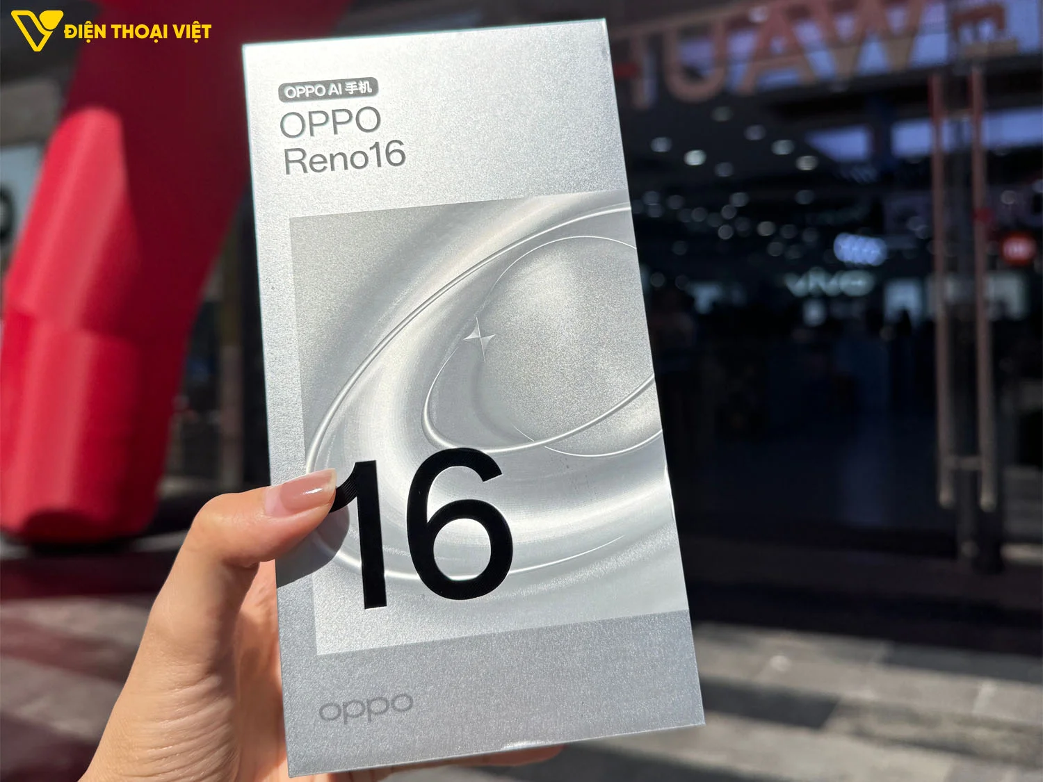 Cận cảnh trên tay hộp đựng OPPO Reno16