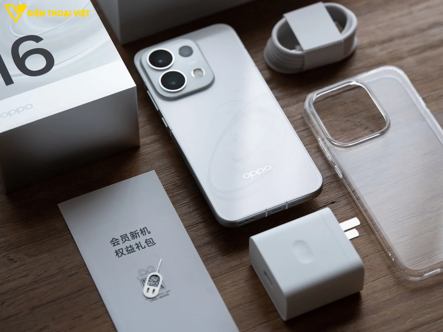 Phụ kiện bên trong hộp đựng OPPO Reno16 Pro