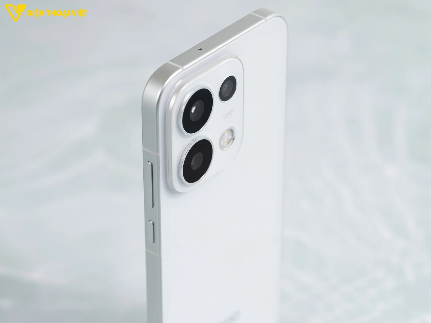 Thiết kế cạnh phải và cạnh trên OPPO Reno16 Pro