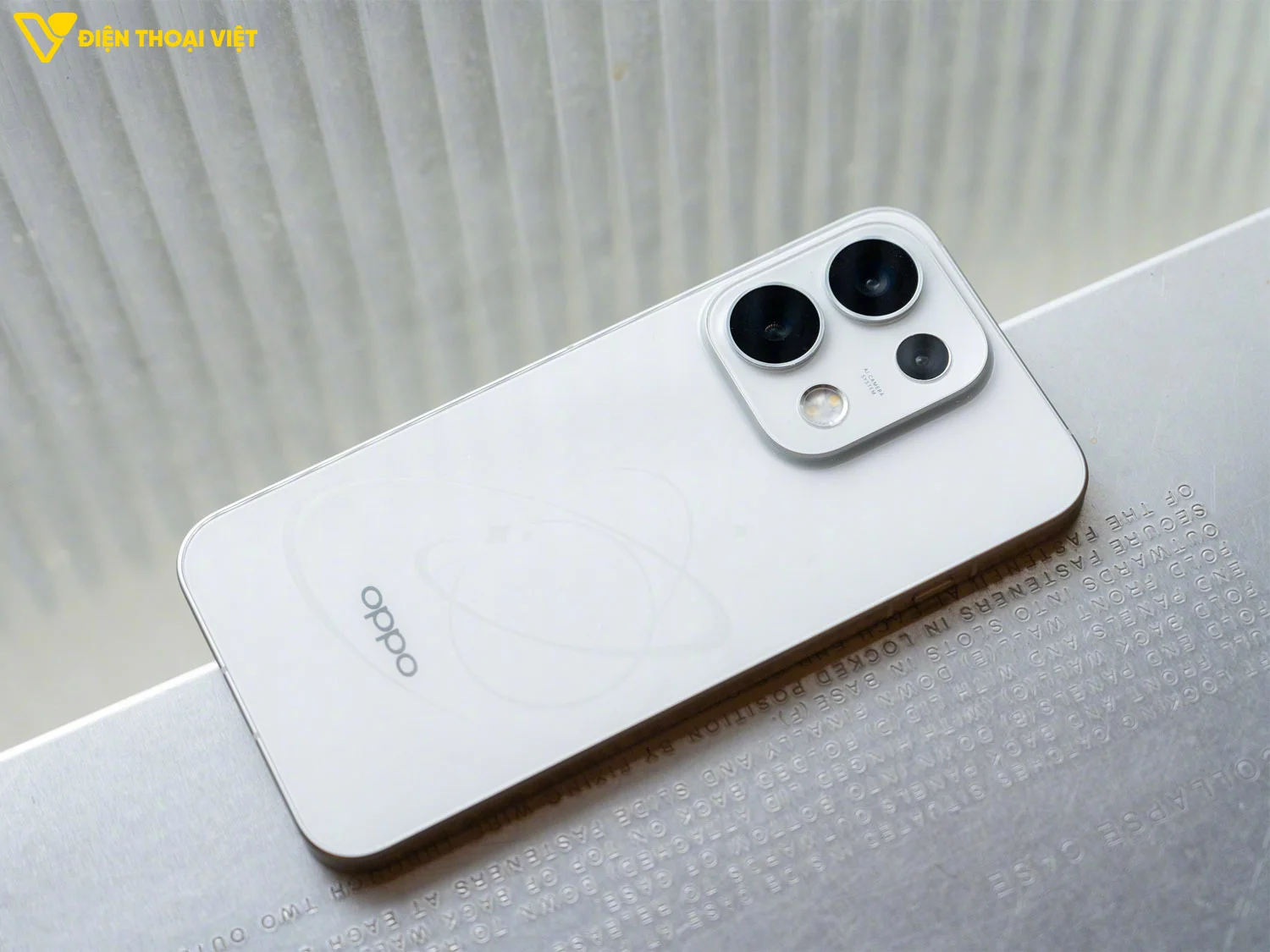 Trên tay OPPO Reno16 Pro: Thiết kế mặt sau