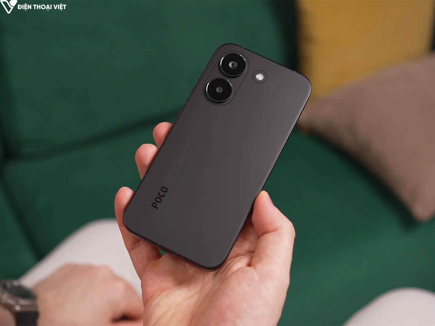 Máy có kích thước nhỏ gọn nên cầm khá vừa tay