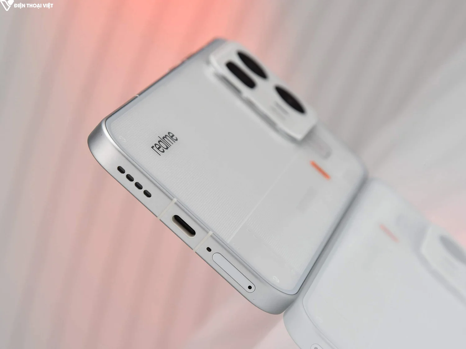 tren-tay-realme-neo8-canh-duoi-2