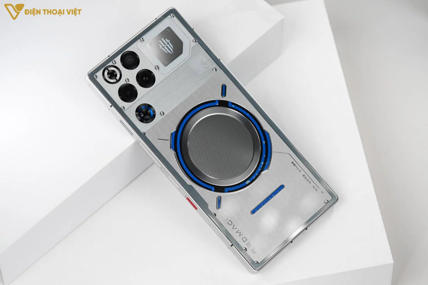 Thiết kế độc lạ với tản nhiệt nước