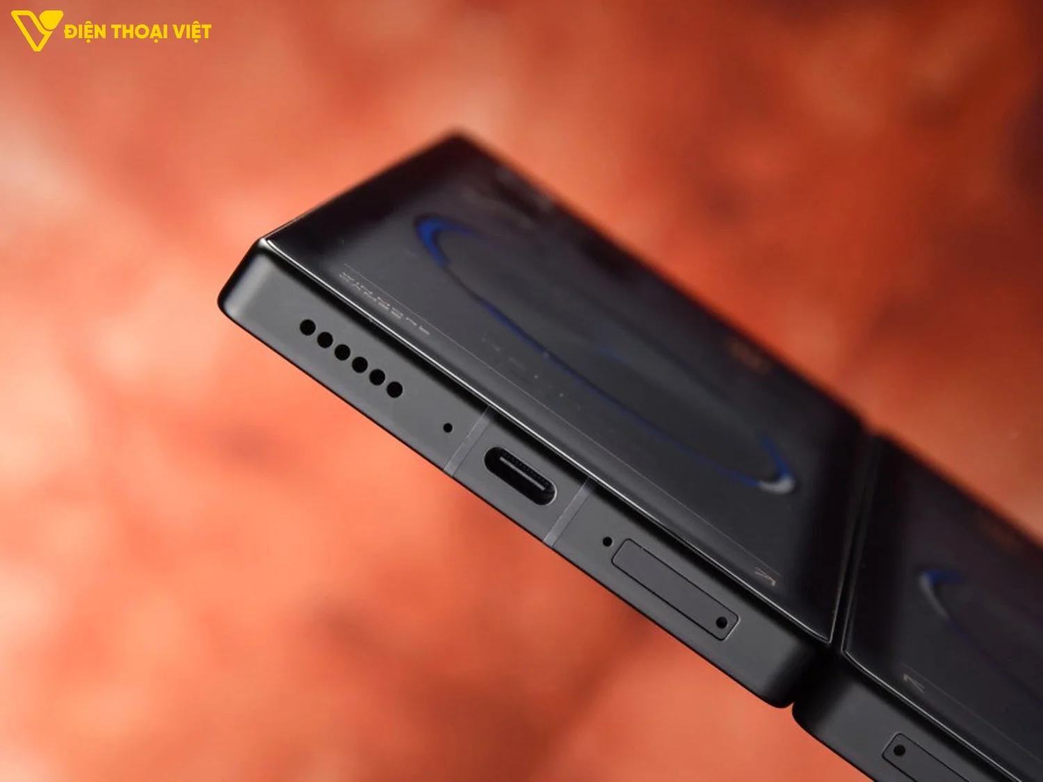 Cạnh dưới Red Magic 11S Pro Plus