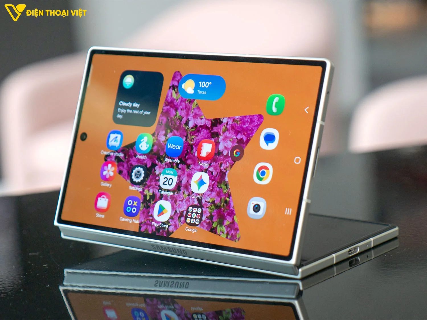 Cạnh bản lề trên Samsung Z Fold 8