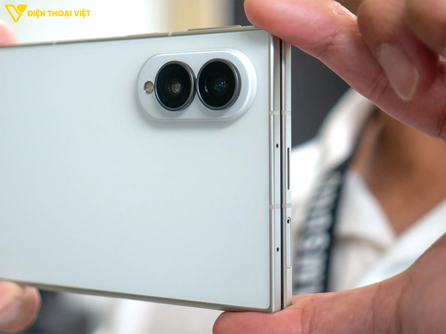 Cạnh trên của Samsung Z Fold 8