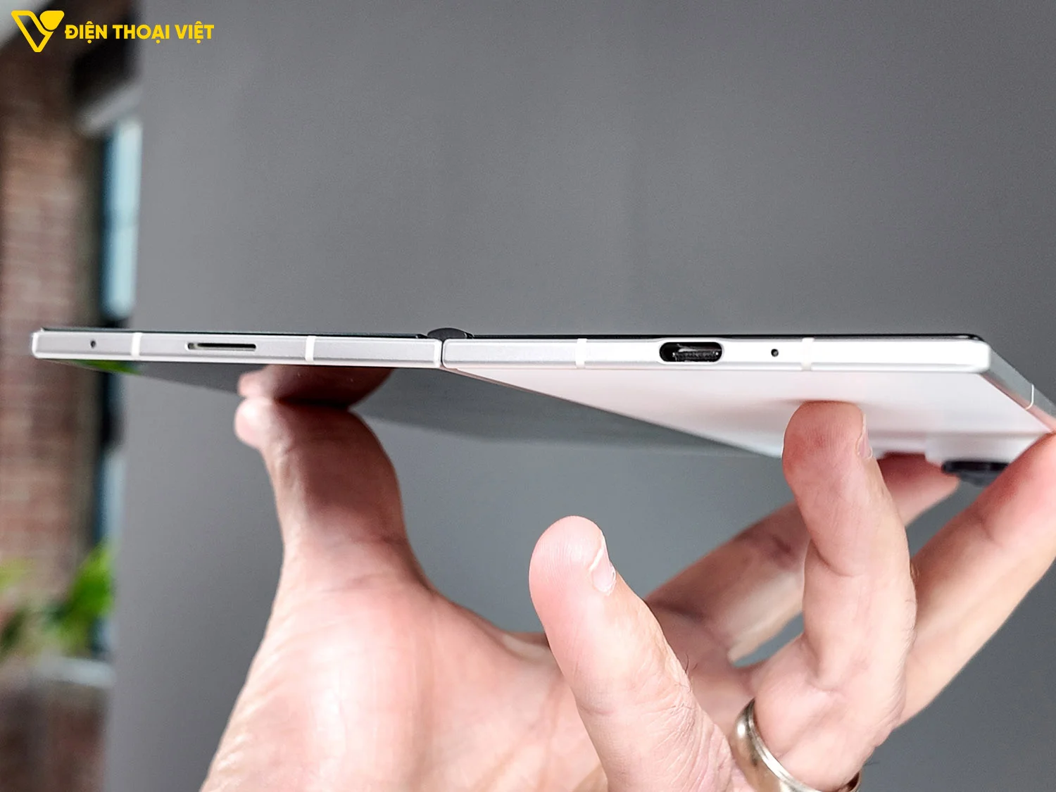 Cạnh dưới của điện thoại Samsung Z Fold 8 Ultra