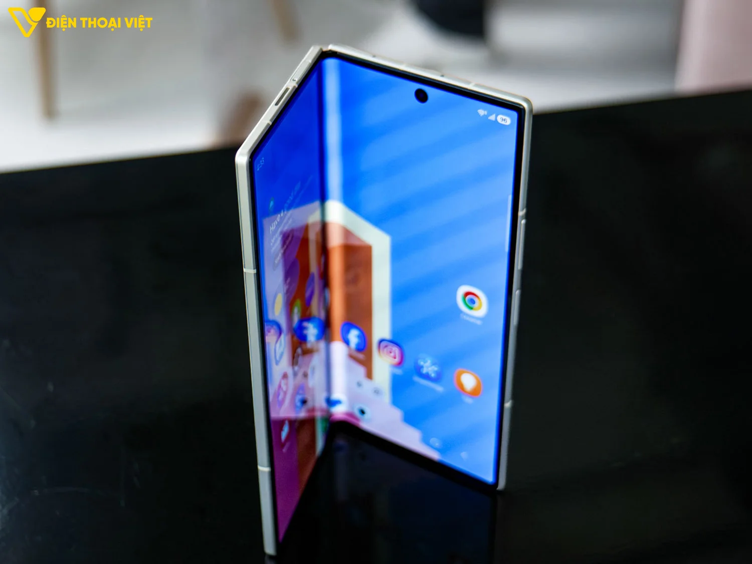Cạnh hai bên điện thoại Samsung Z Fold 8 Ultra