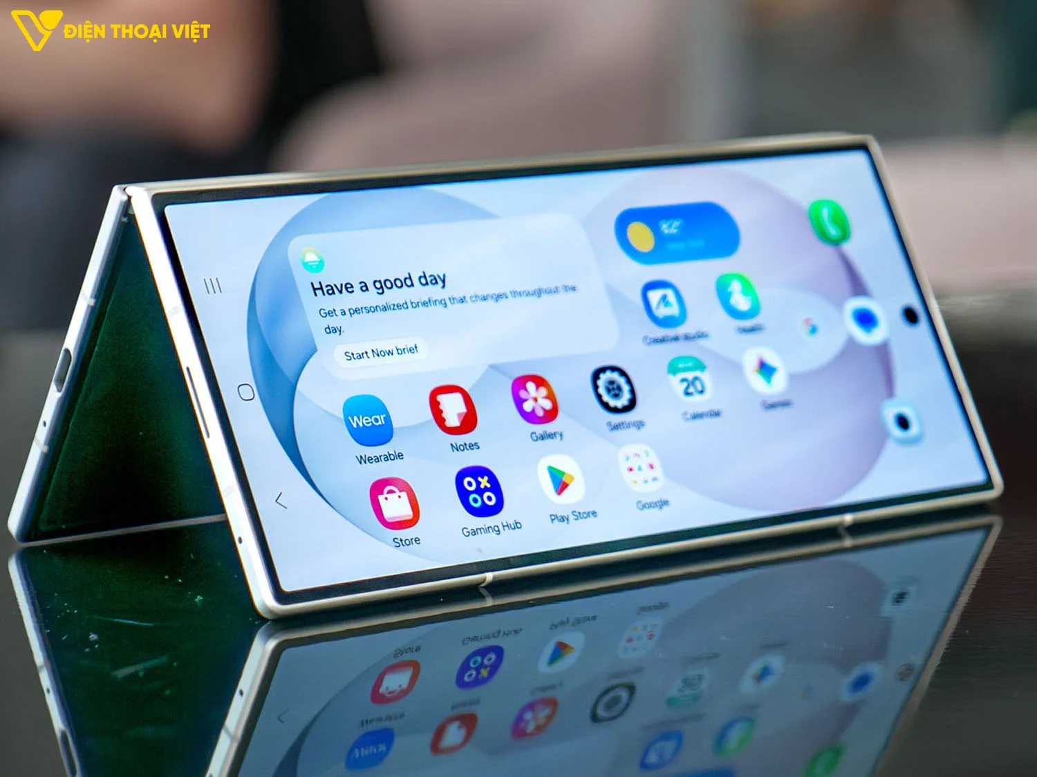 Màn hình phía ngoài của điện thoại Samsung Z Fold 8 Ultra