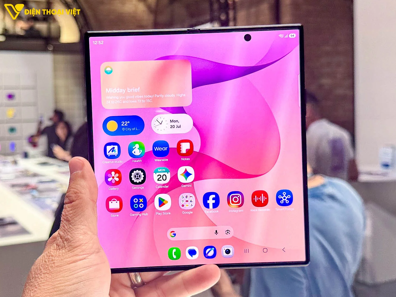 Màn hình phía trong của điện thoại Samsung Z Fold 8 Ultra