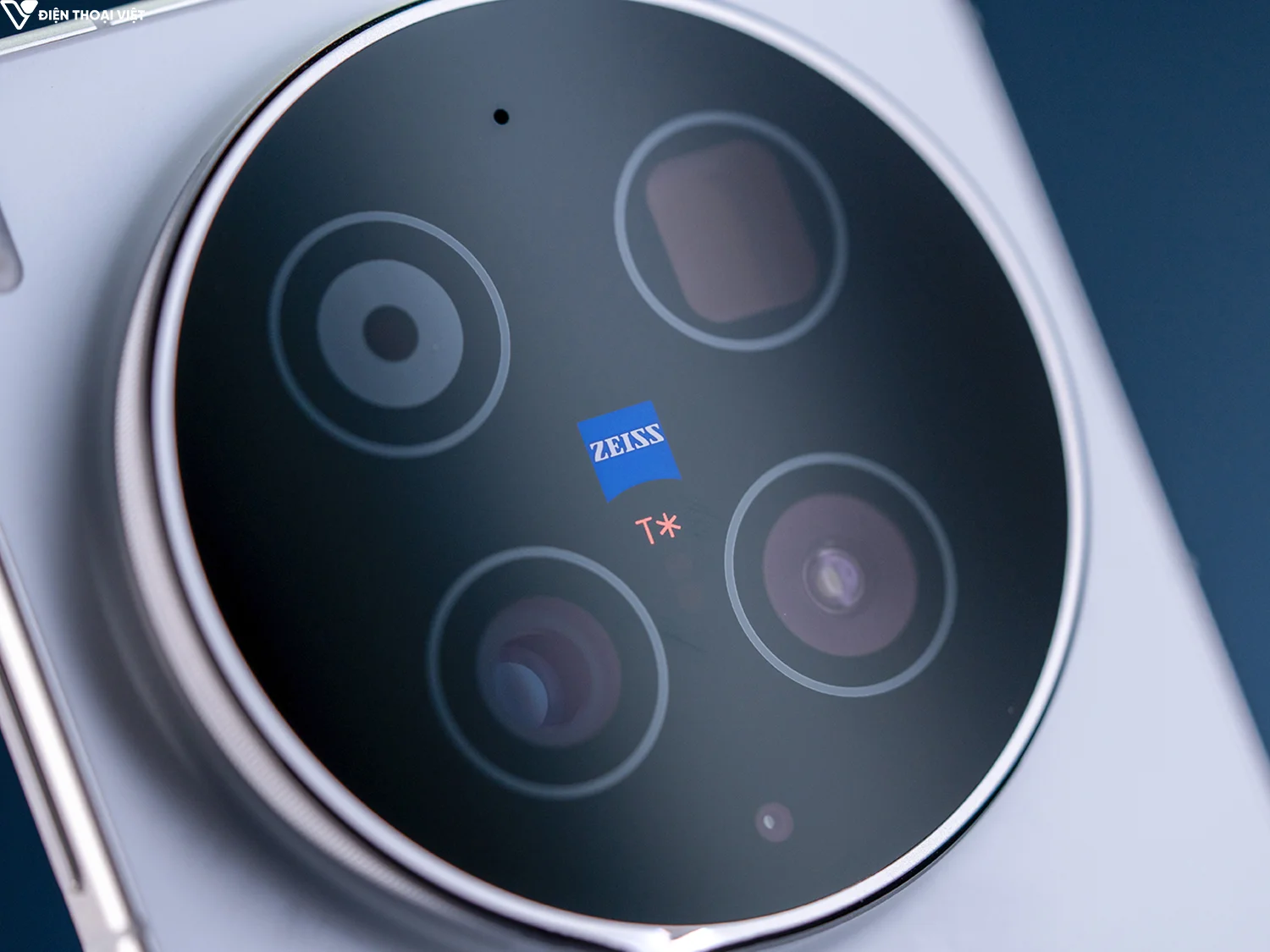 Xung quanh cụm camera có vòng viền bạc vân nhám bao quanh