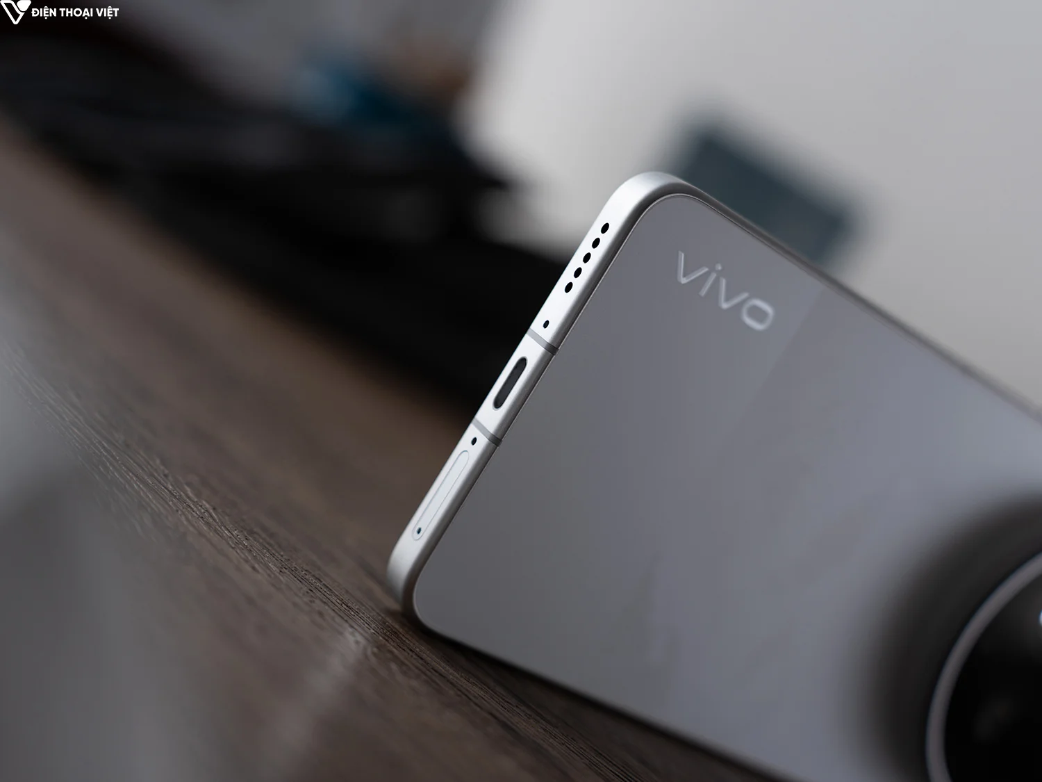 tren-tay-vivo-x300-ultra-canh-duoi