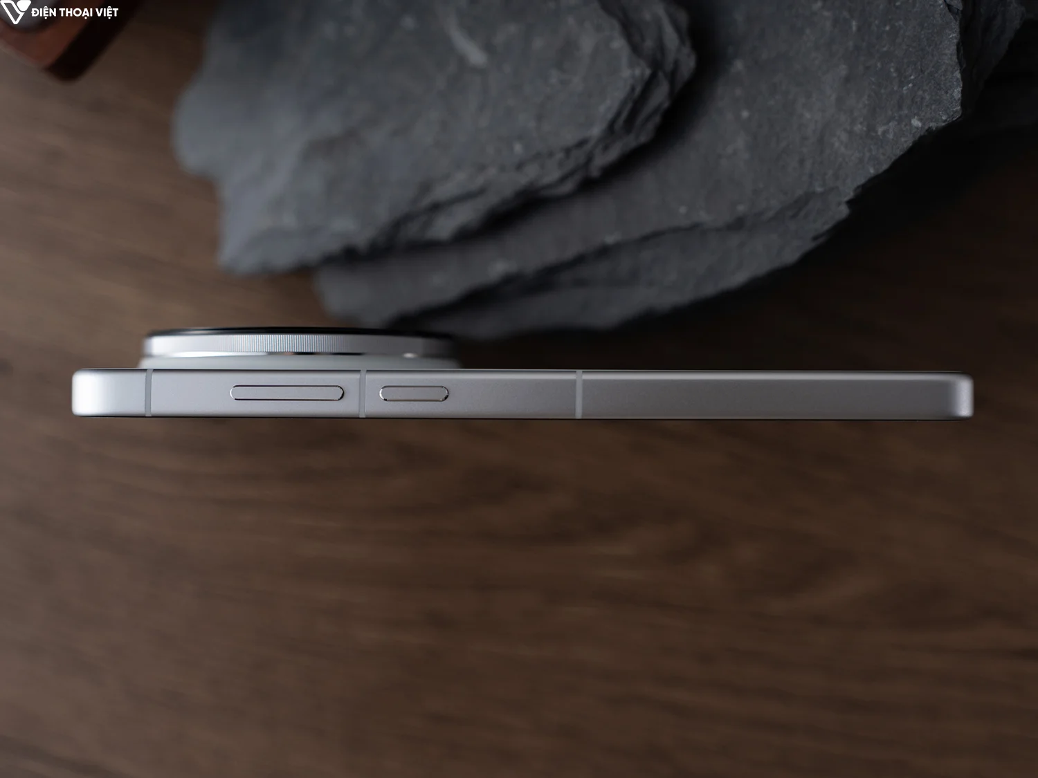 Cạnh phải Vivo X300 Ultra