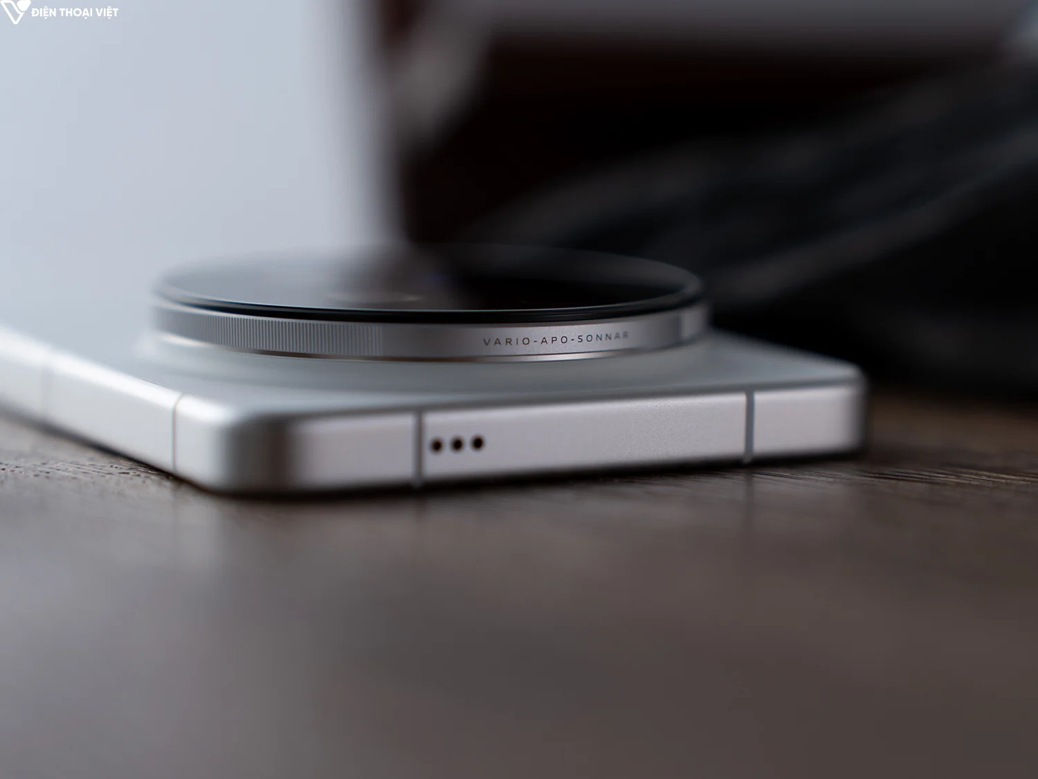 Cạnh trên Vivo X300 Ultra