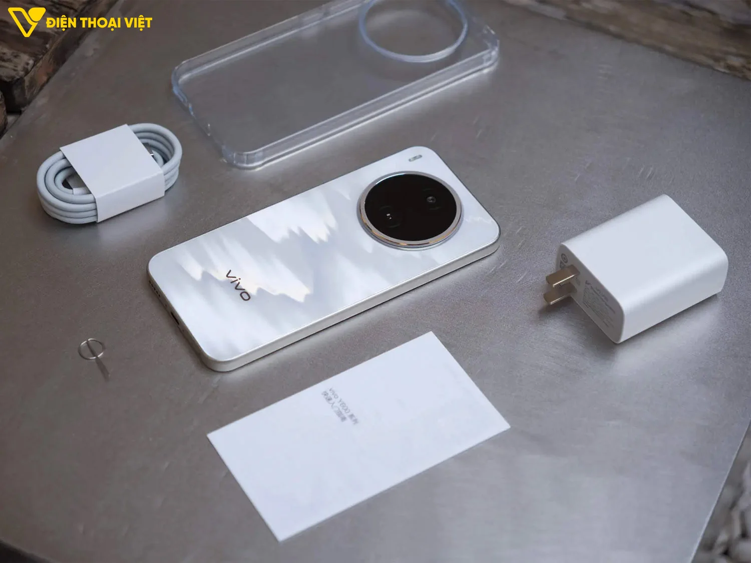 Bên trong hộp đựng Vivo Y600 Pro