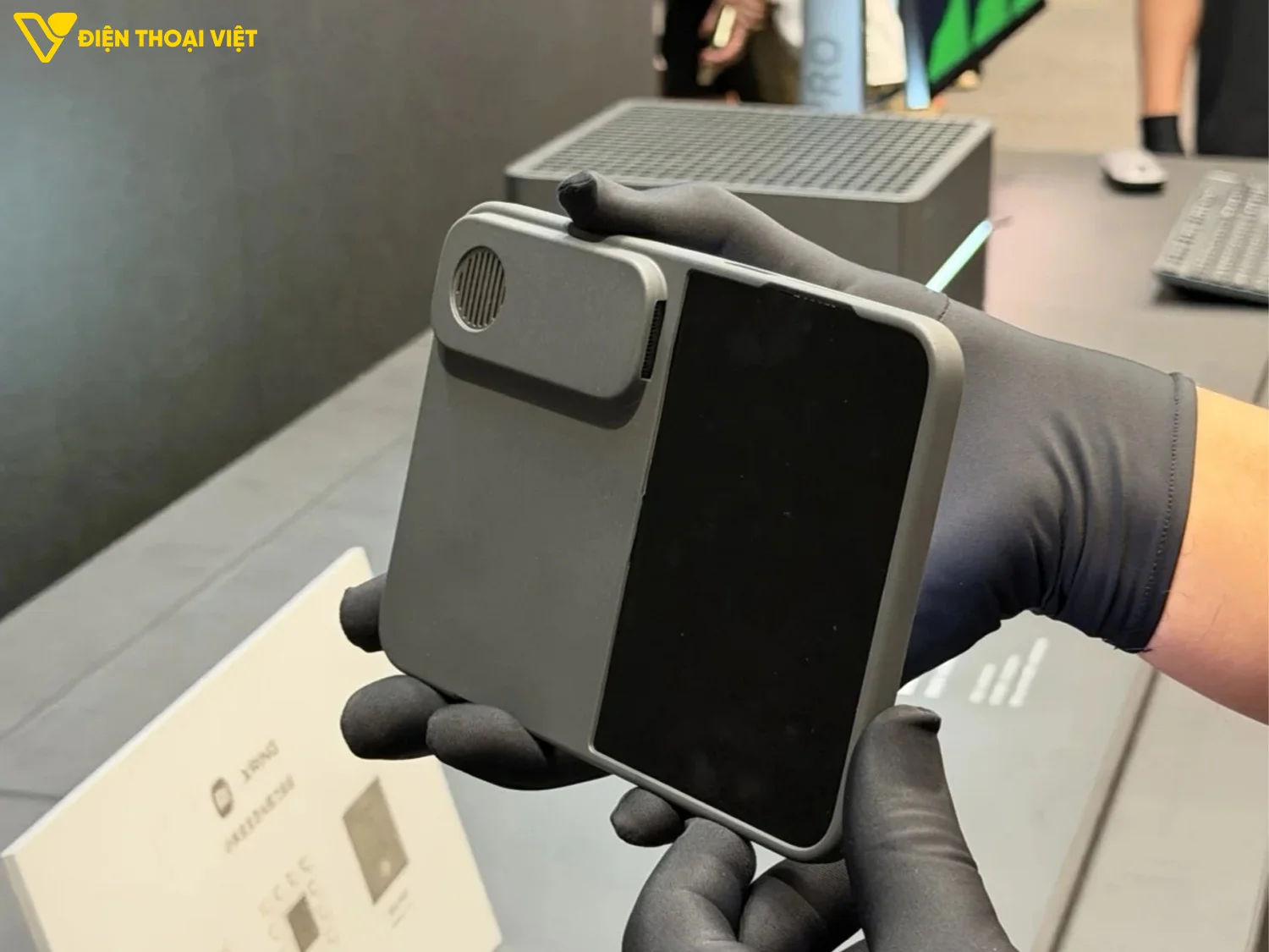 Vì sao thiết kế này được xem là đối trọng với iPhone Ultra?