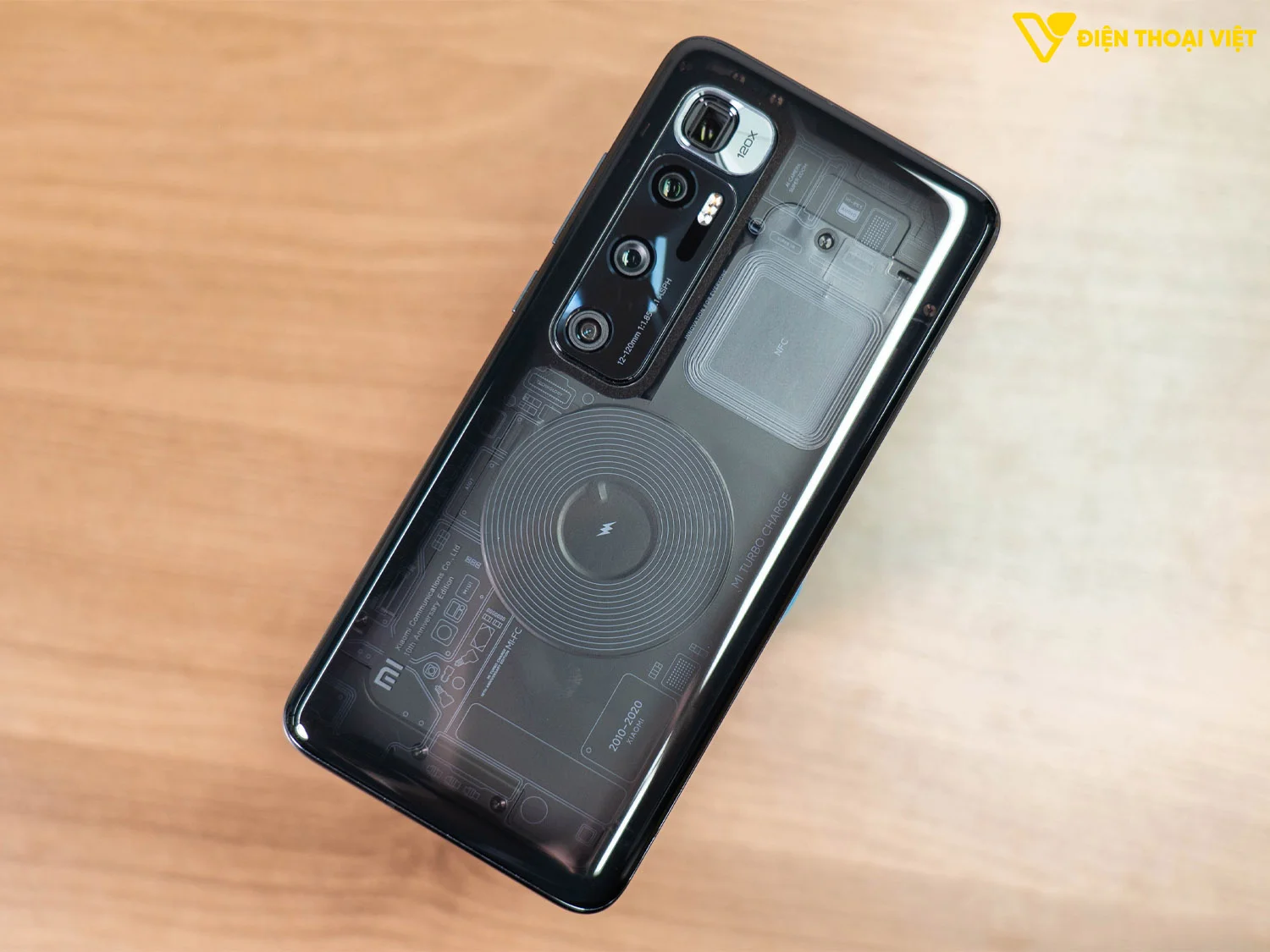 Thiết kế mặt lưng trong suốt trên Xiaomi Mi 10 Ultra